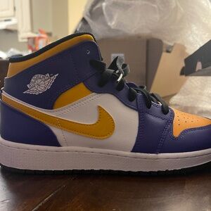 Air Jordan 1 Mid Lakers